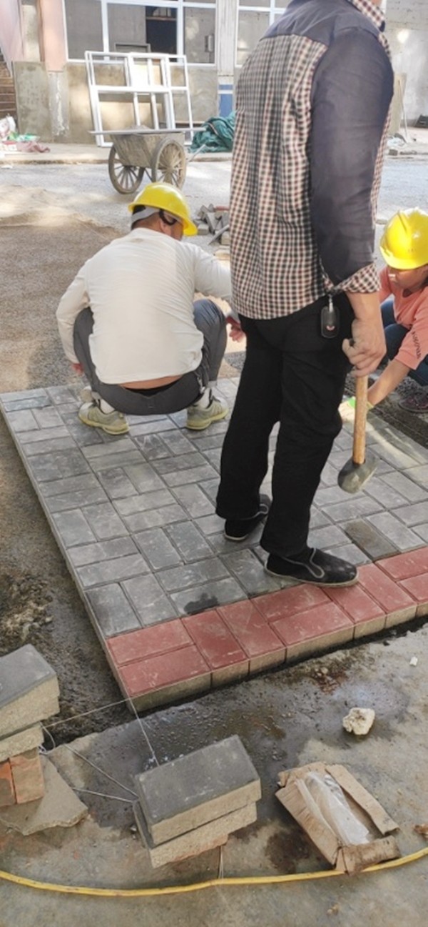 洛阳洛龙区钢厂家属院透水砖施工工程（施工中~）